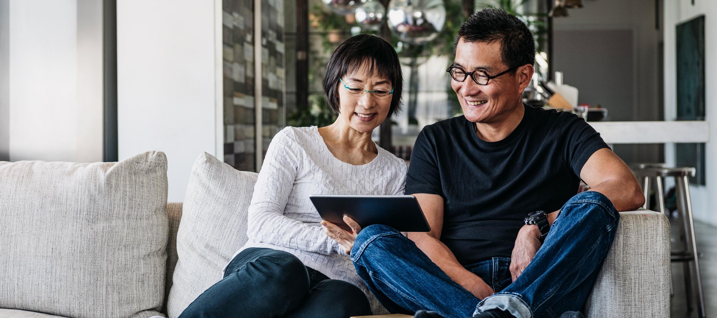 Heroic-Fundraising-Blog-Featured-Image-Couple-Giving-From-Home