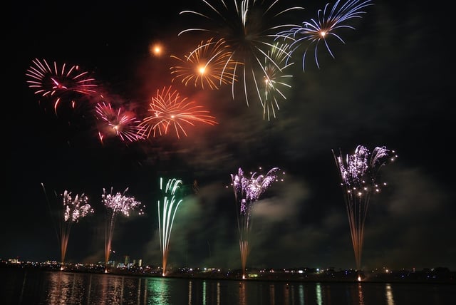 fireworks-74689_960_720.jpg