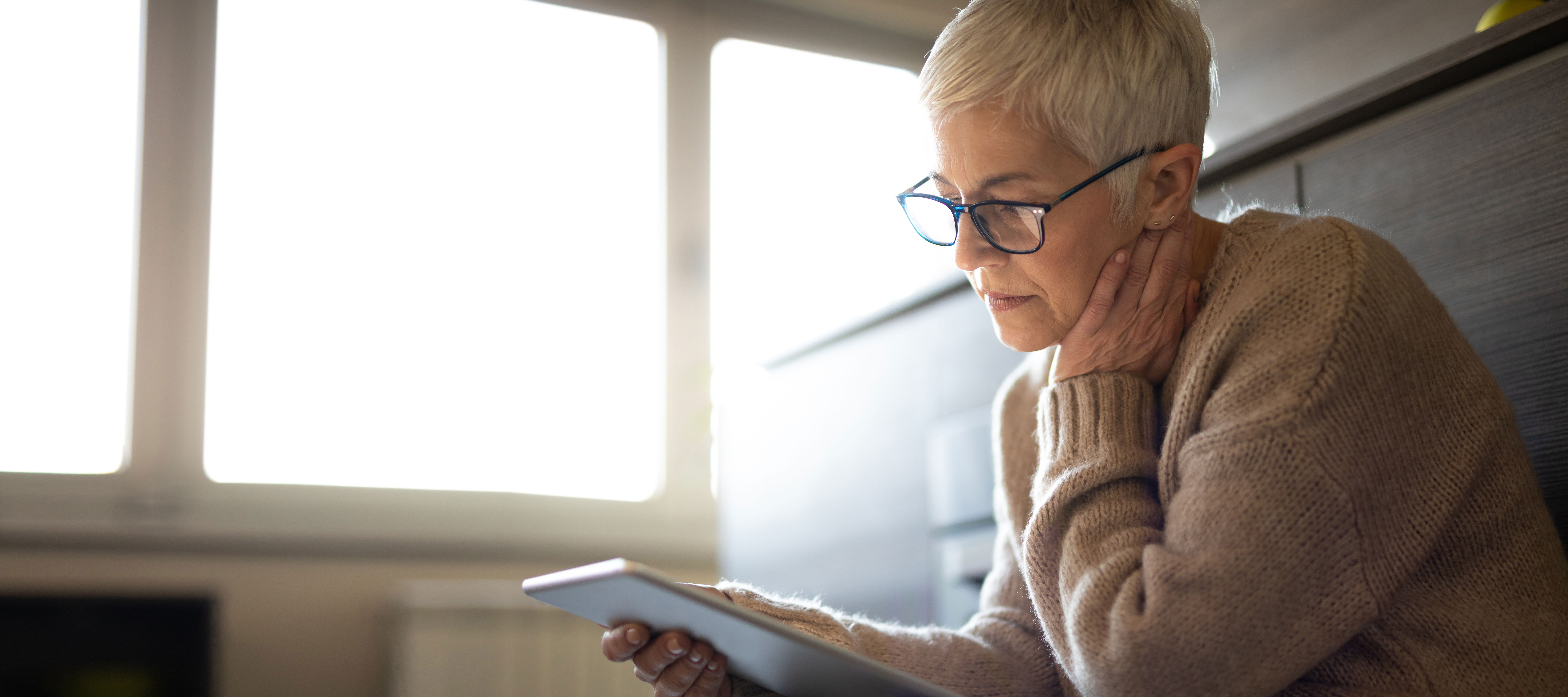 heroic-fundraising-blog-featured-image-donor-lady-tablet-bored